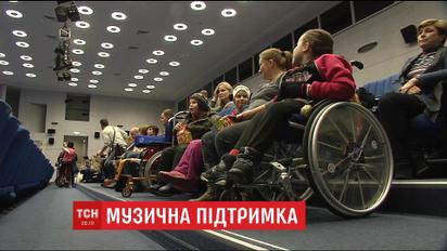 Танцы, стихи и песни на языке жестов: в Украинском доме состоялся благотворительный концерт