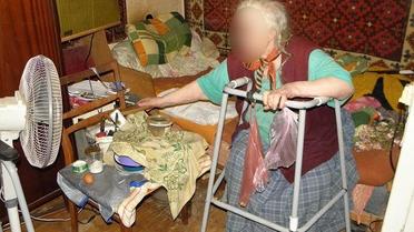 В Киеве женщина жестоко избила и ограбила 80-летнюю соседку 