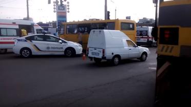 На столичній Петрівці зіткнулись маршрутка з пасажирами та екскаватор