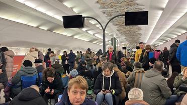 Люди під час повітряної атаки в метро Києва