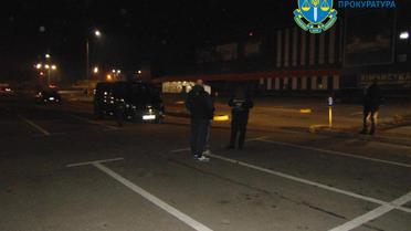 У Києві на паркінгу ТРЦ невідомі напали на бізнесмена, намагаючись викрасти Mercedes