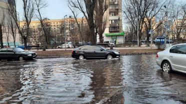 На столичній Русанівці прорвало водогін