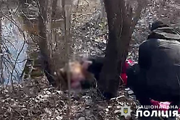 Дитина лежала просто на землі поруч із непритомною горе-матір'ю / Фото: Поліція Києва / Facebook