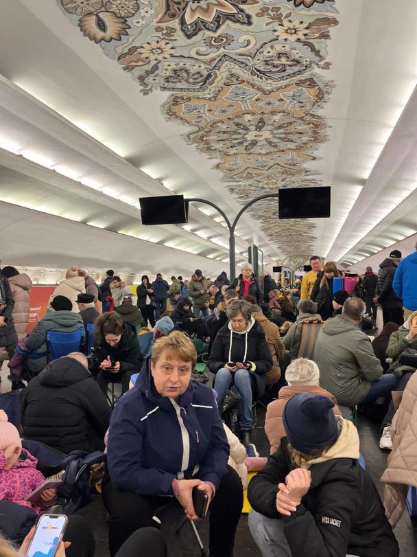 Люди під час повітряної атаки в метро Києва / © ТСН.ua