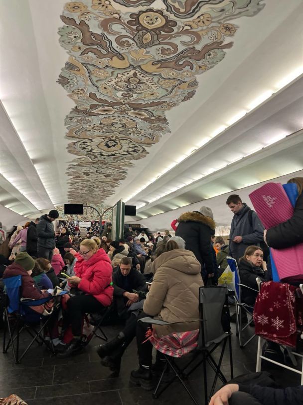 Люди під час повітряної атаки в метро Києва / © ТСН.ua