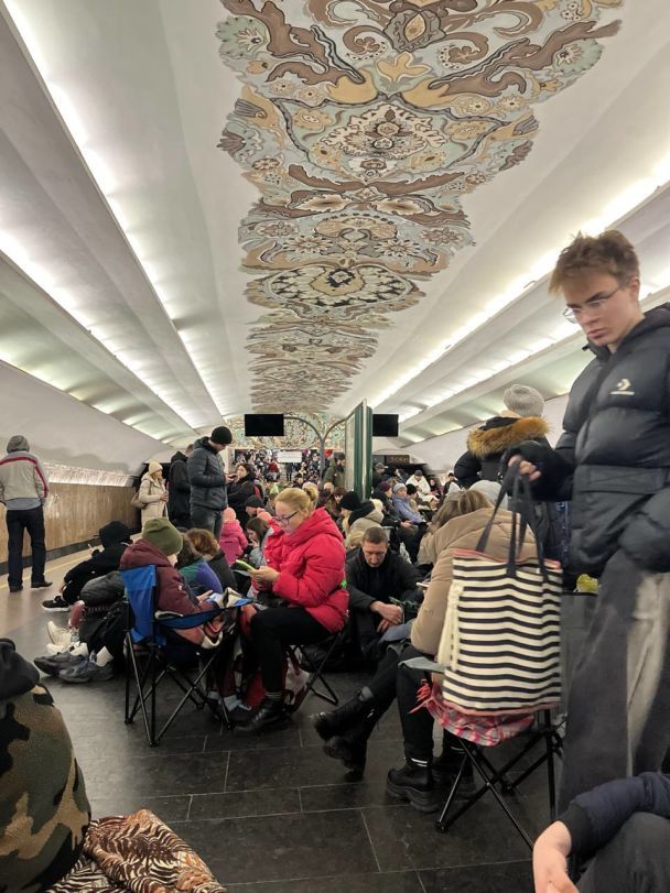 Люди під час повітряної атаки в метро Києва / © ТСН.ua