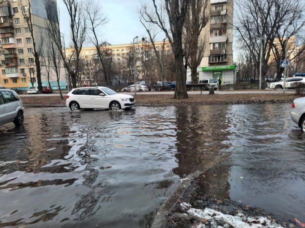 На столичній Русанівці прорвало водогін