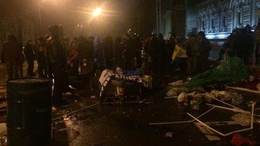 Во Нацбанк приехало три автобуса с силовиками