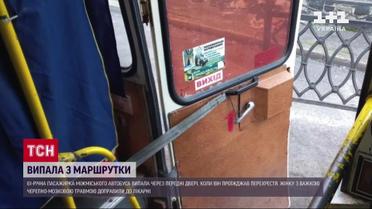Выпала из маршрутки на ходу: врачи борются за жизнь женщины из Ровно