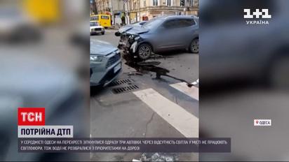 ДТП из-за блекаута: в Одессе водитель протаранил дверь в аптеку и разбил генератор