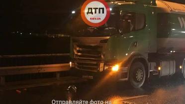В Киеве бензовоз раздавил Opel, есть погибшие