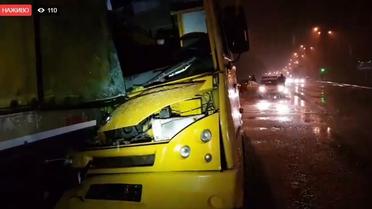 У Києві маршрутка на повному ходу врізалася у фуру, троє постраждалих