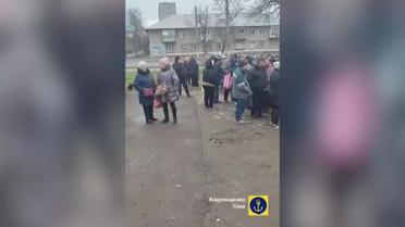 В оккупированном Мариуполе пенсионеры выстраиваются в огромные очереди за едой