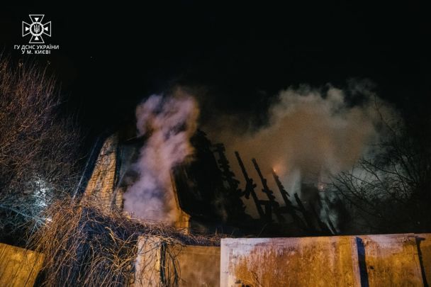 В Киеве загорелся частный дом Фото: ГСЧС
