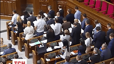 Зміни до Конституції не узаконюють бойовиків та окупантів