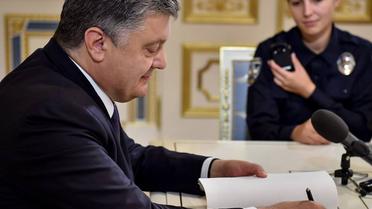 Президент подписал закон о полиции / © Facebook/Офис президента Украины