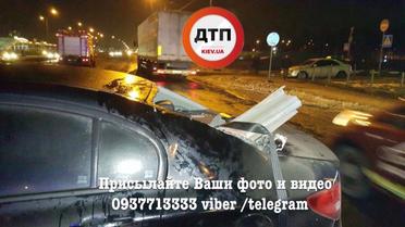 У Києві відбійник наскрізь прошив авто