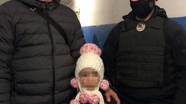 У Києві копи вилучили шестирічну дівчинку, над якою матір вчиняла насильство: відео