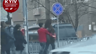 Появилось видео, как в Киеве грабят прохожих прямо на ходу