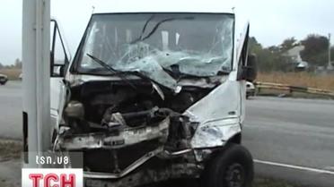 В Днепропетровске маршрутка отправила в полет грузовик