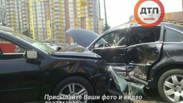 В Киеве на перекрестке столкнулись две легковушки, серьезно пострадал водитель