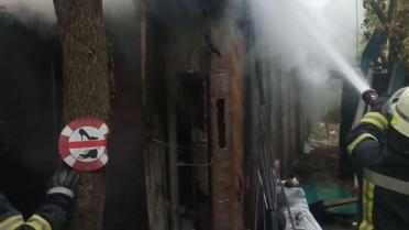 У Києві в Гідропарку спалахнула пожежа: на місці займання знайшли труп (фото)