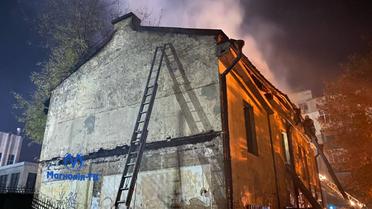 У Києві в урядовому кварталі горіла двоповерхова будівля, яка входить до архітектурних пам’яток
