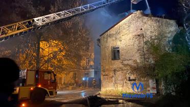У Києві в урядовому кварталі горіла двоповерхова будівля, яка входить до архітектурних пам’яток / © Магнолия-ТВ