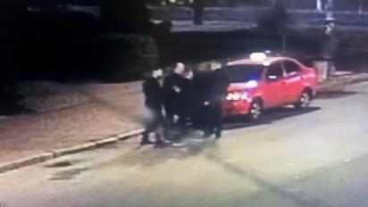 Киянина ледве не до смерті побили за прохання про цигарку: відео з камери спостереження