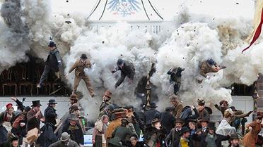 Франція, Страсбург. Вибух на знімальному майданчику під час зйомок сцени з нового фільму Гая Річі "Шерлок Холмс 2" у французькому місті Страсбург. У фільмі знімаються герої першої частини, американські актори Джуд Лоу і Роберт Дауні-молодший. / © AFP