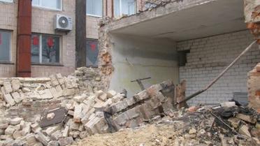 Також обвалився цегляний паркан завдовжки близько 10 метрів. / © Волинські новини