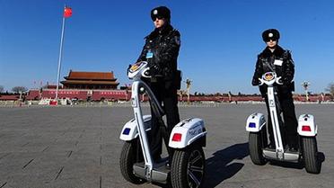 Китай, Пекін. Поліцейські на "Segway" патрулюють площу Тяньаньмень у Пекіні. Площу закрили для широкої громадськості через відкриття щорічної сесії Парламенту Китаю. / © AFP