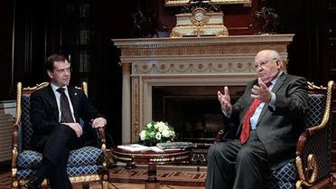 Росія, резиденція "Горки". Президент Росії Дмитро Мєдвєдєв зустрівся з колишнім президентом СРСР Михайлом Горбачовим у резиденції "Горки" під Москвою. Михайло Горбачов отримав вищу державну нагороду Росії на своє 80-річчя. / © AFP