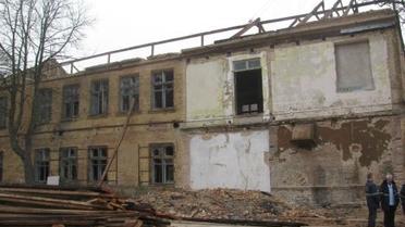 Під час розбирання конструкцій колишньої взуттєвої фабрики стався обвал. / © Волинські новини